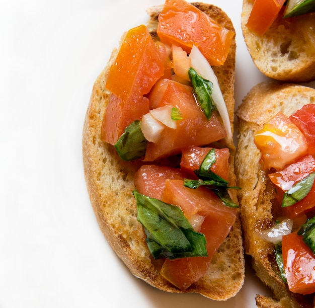 Bruscheta, antipasti Tipici italiani con pomodoro, basilico e toast