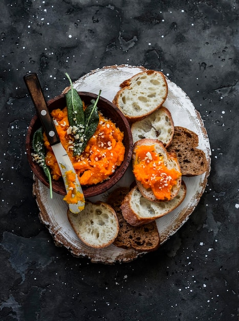 Bruschetta al miele arrosto con noci di zucca e salvia su sfondo scuro Vista dall'alto Deliziose tapas di antipasti stagionali