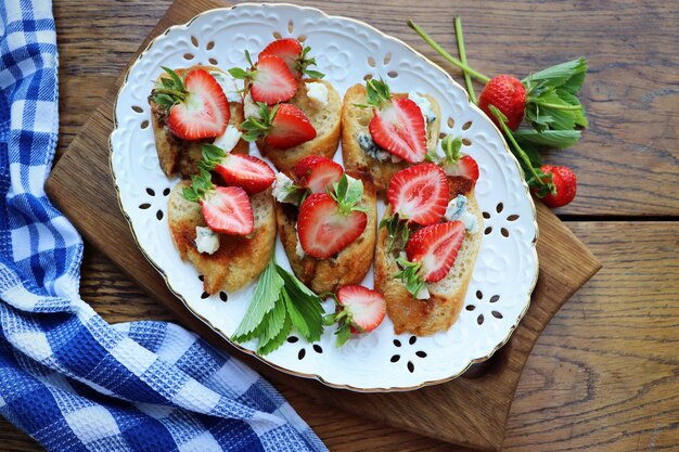 Bruschetta alla fragola con formaggio di capra e aceto balsamico