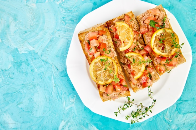 Bruschetta antipasto con tonno e pomodori