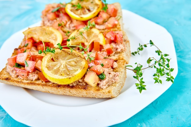 Bruschetta antipasto con tonno e pomodori