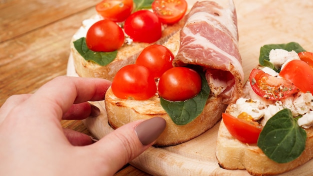 Bruschetta antipasto italiano su una tavola di legno su una superficie rustica in legno