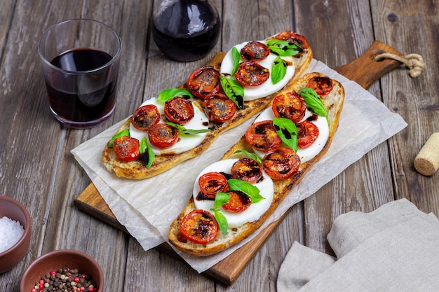 Bruschetta caprese con mozzarella, pomodoro e basilico.