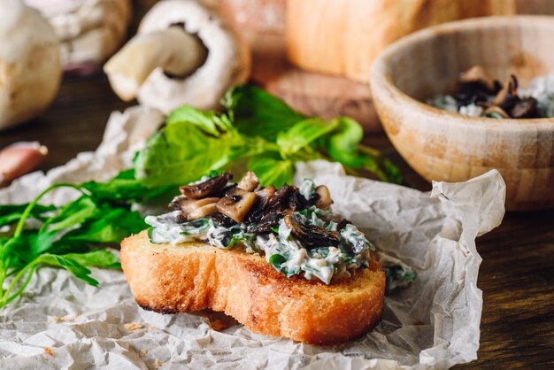 Bruschetta con agaricus fritto e panna acida