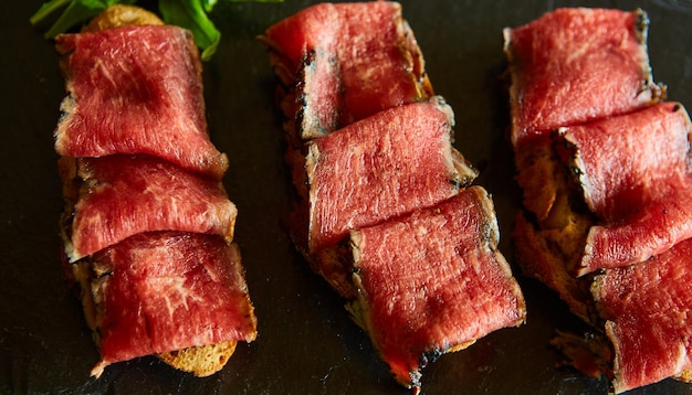 Bruschetta con arrosto di manzo