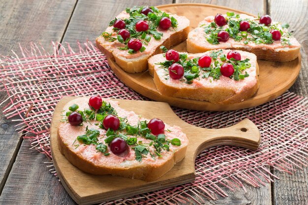 Bruschetta con burro di salmone capelin caviale mirtillo rosso ed erbe aromatiche