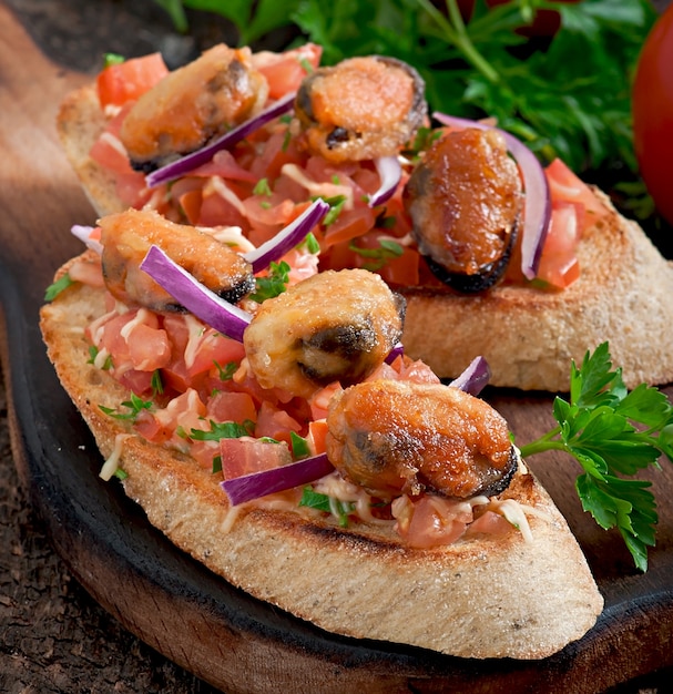 Bruschetta con cozze, formaggio e pomodori