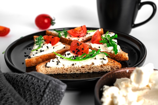 Bruschetta con crema di formaggio e verdure isolata su sfondo bianco Toast e caffè isolati Panino isolato Panino con verdure e formaggio Foto di alta qualità