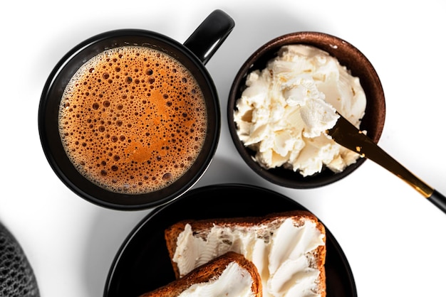 Bruschetta con crema di formaggio e verdure isolata su sfondo bianco Toast e caffè isolati Panino isolato Panino con verdure e formaggio Foto di alta qualità