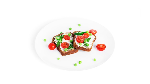 Bruschetta con crema di formaggio e verdure isolate su uno sfondo bianco. Toast isolati. Panino isolato. Panino con verdure e formaggio. Foto di alta qualità