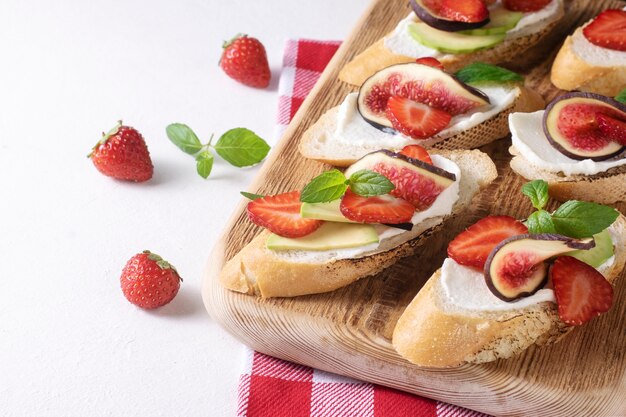 Bruschetta con crema di formaggio, fragole e fichi