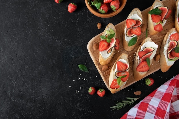 Bruschetta con crema di formaggio, fragole e fichi