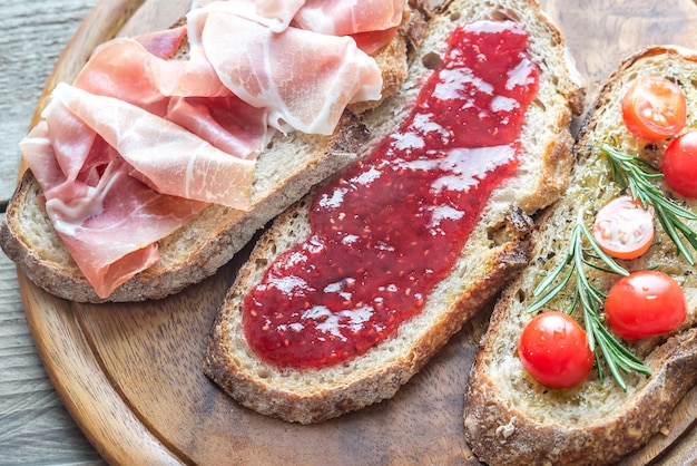 Bruschetta con diversi condimenti