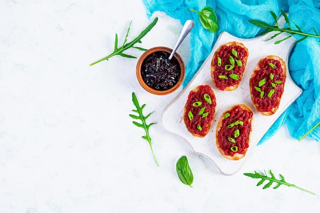 Bruschetta con erbe di barbabietola grattugiata e cipolla caramellata Vista dall'alto