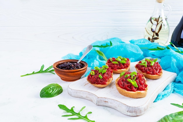 Bruschetta con erbe di barbabietola grattugiata e cipolla caramellata