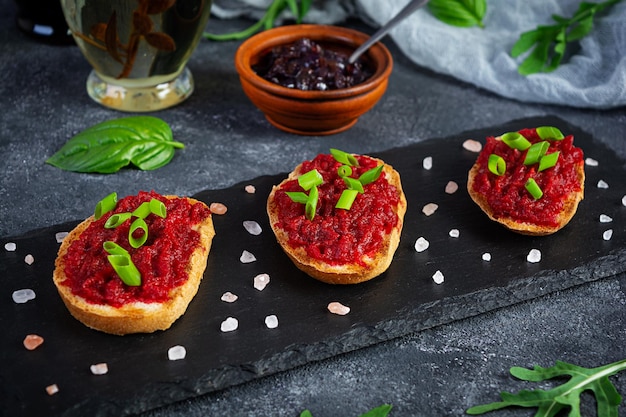 Bruschetta con erbe di barbabietola grattugiata e cipolla caramellata