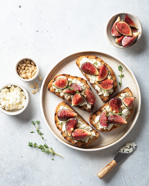 Bruschetta con fichi, crema di formaggio e pinoli