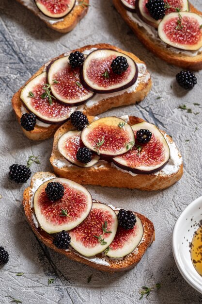 Bruschetta con fichi, formaggio di capra e miele