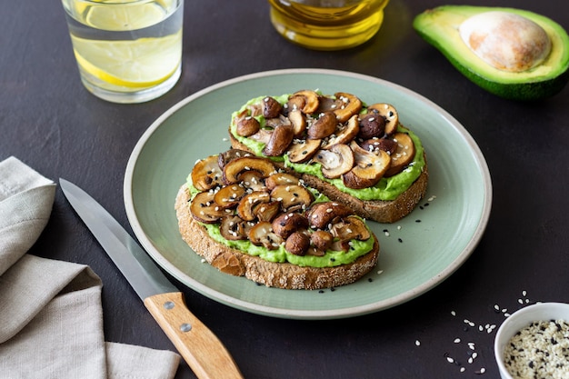 Bruschetta con funghi e avocado. Mangiare sano. Cibo vegetariano. Dieta cheto.