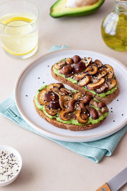 Bruschetta con funghi e avocado. Mangiare sano. Cibo vegetariano. Dieta cheto.