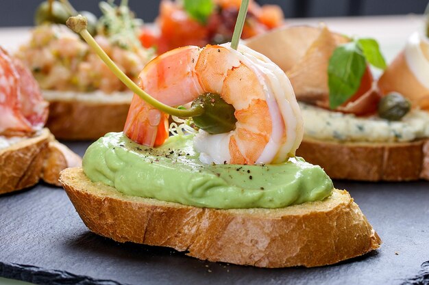 Bruschetta con gamberi e purea di avocado