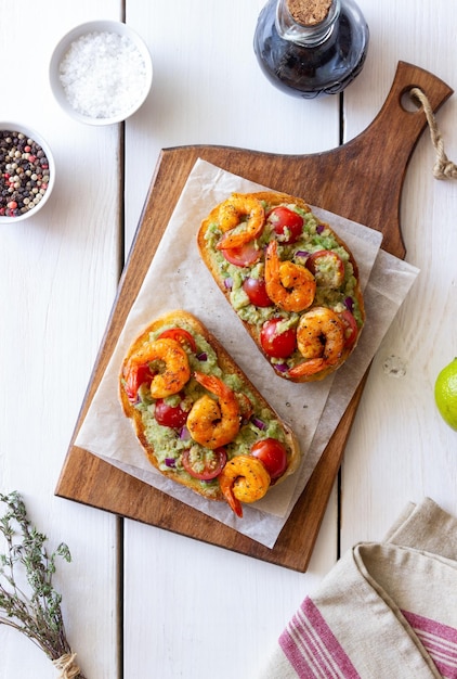 Bruschetta con guacamole di gamberi e pomodori Mangiare sano Prima colazione