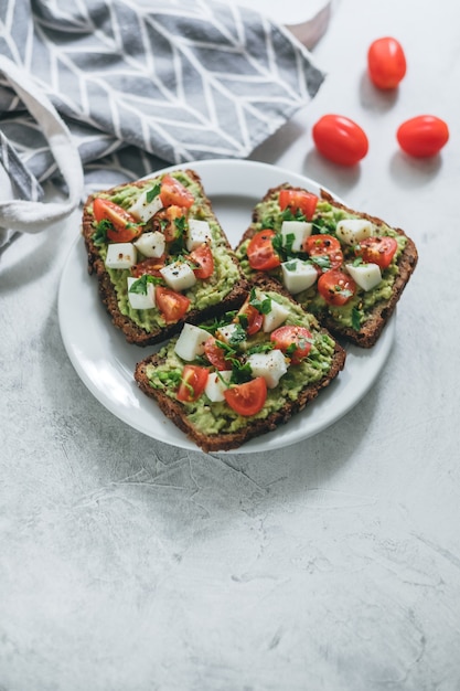 Bruschetta con guacamole e pomodori