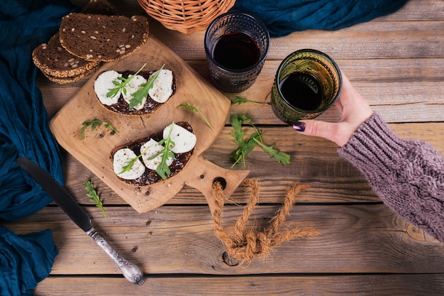 Bruschetta con marmellata di fichi, caprino e rucola