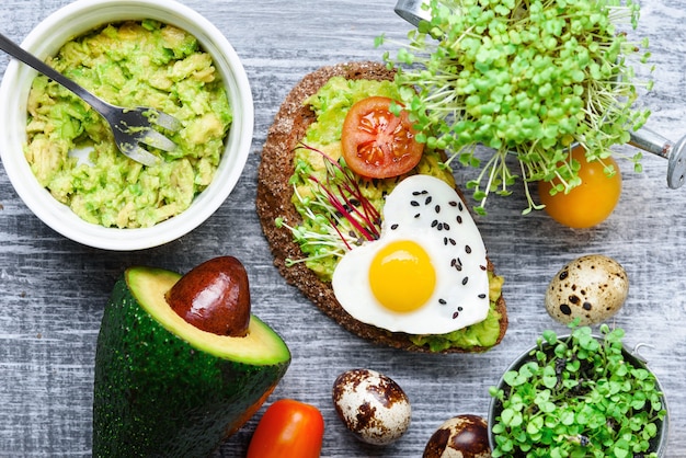 Bruschetta con microgrin di avocado, uova di quaglia e formaggio Adyghe e mozzarella