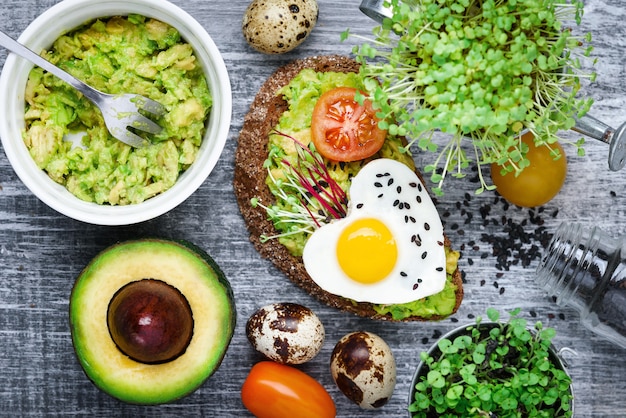 Bruschetta con microgrin di avocado, uova di quaglia e formaggio Adyghe e mozzarella