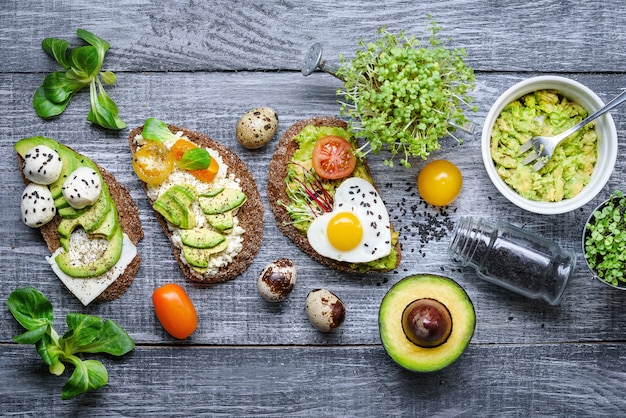 Bruschetta con microgrin di avocado, uova di quaglia e formaggio Adyghe e mozzarella