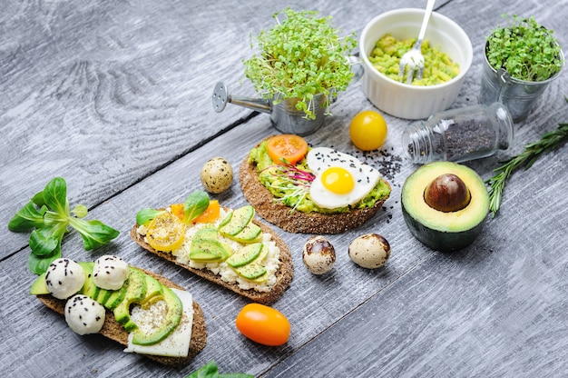 Bruschetta con microgrin di avocado, uova di quaglia e formaggio Adyghe e mozzarella