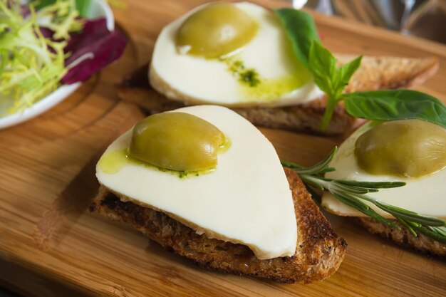 Bruschetta con mozzarella di pomodoro e olive