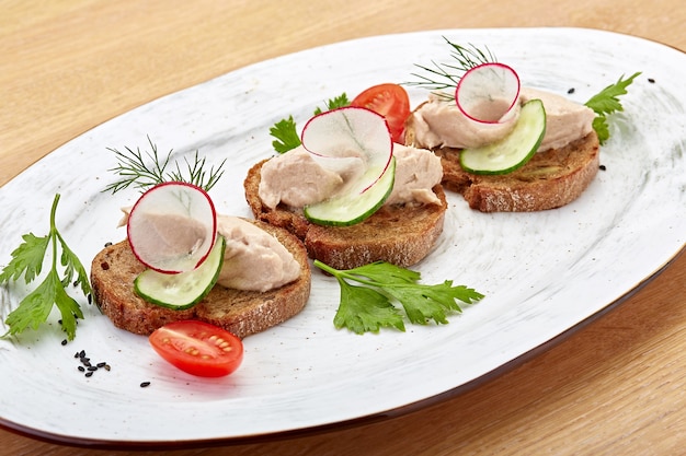 Bruschetta con patè di cetriolo e ravanello guarnito