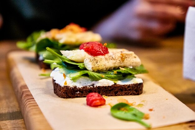 Bruschetta con pesce fritto e crema di formaggio