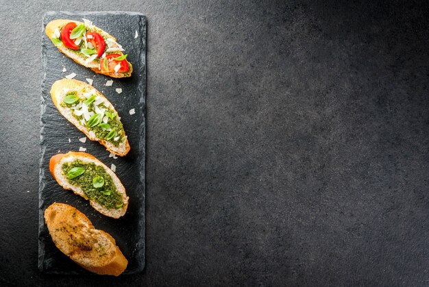 Bruschetta con pesto, parmigiano, pomodori e basilico sul vassoio