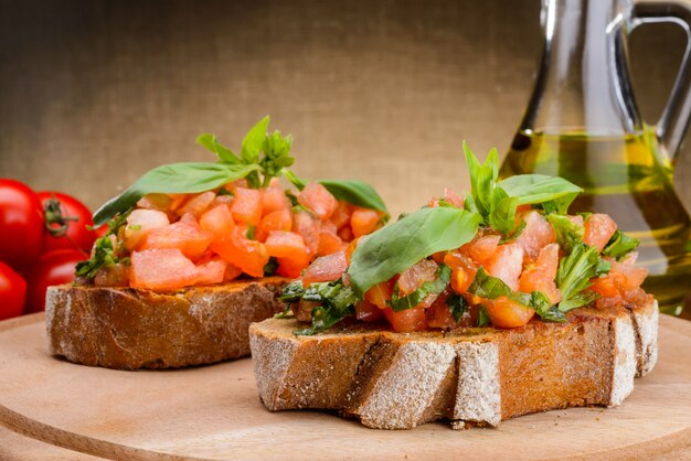 Bruschetta con pomodori e basilico