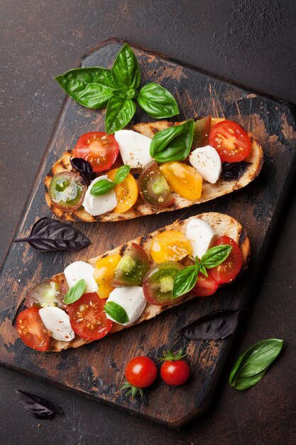 Bruschetta con pomodori, mozzarella e basilico