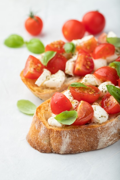 Bruschetta con pomodori, mozzarella.