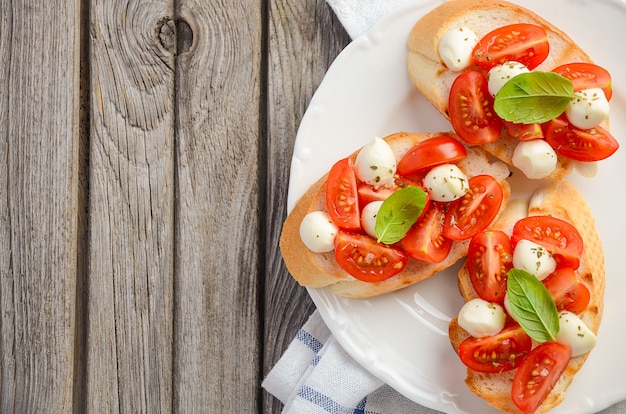 Bruschetta con pomodorini e mozzarella.