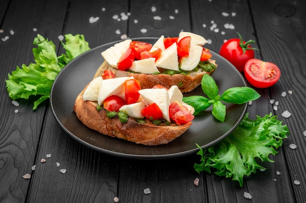 Bruschetta con pomodorini mozzarella e pesto