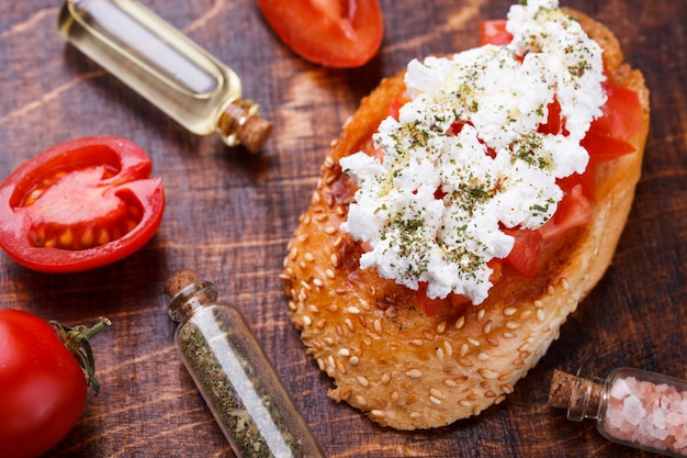 Bruschetta con pomodoro e formaggio feta