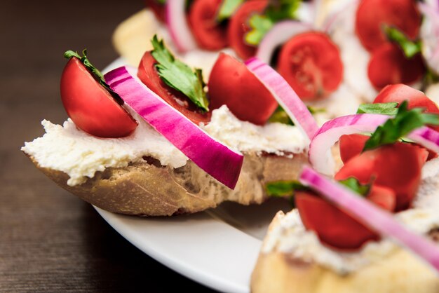 Bruschetta con pomodoro, formaggio, cipolle e prezzemolo