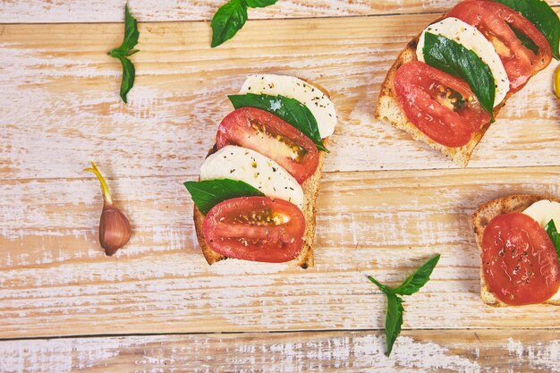 Bruschetta con pomodoro, mozzarella e basilico