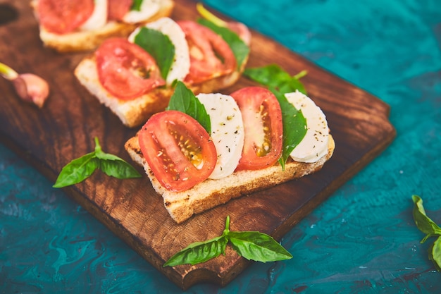 Bruschetta con pomodoro, mozzarella e basilico