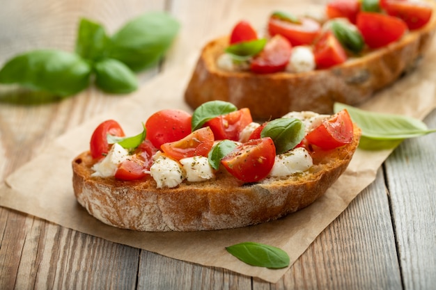 Bruschetta con pomodoro, mozzarella e basilico.