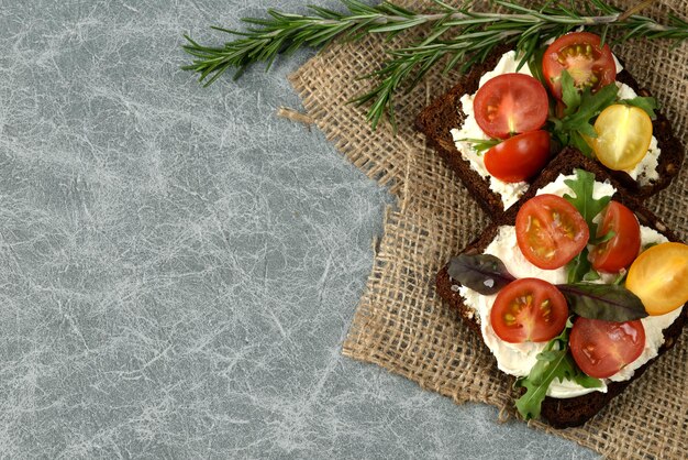 Bruschetta con pomodoro, rucola e formaggio a pasta molle