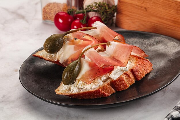 Bruschetta con prosciutto e bacche di capero