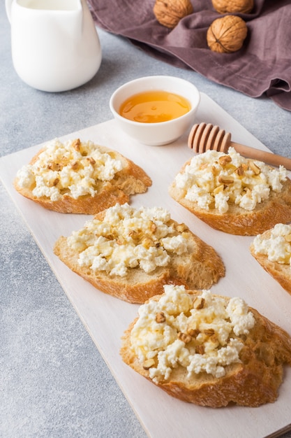 Bruschetta con ricotta, noci e miele