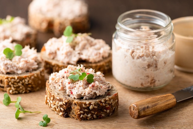 Bruschetta con rillettes di patè di tonno su fondo di legno con messa a fuoco selettiva